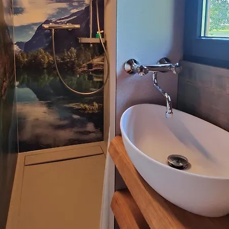 Spektakulaeres Tiny House Im Teich Mit Terrasse Und Kamin