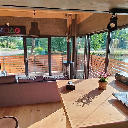 Spektakulaeres Tiny House Im Teich Mit Terrasse Und Kamin Feriehus *
