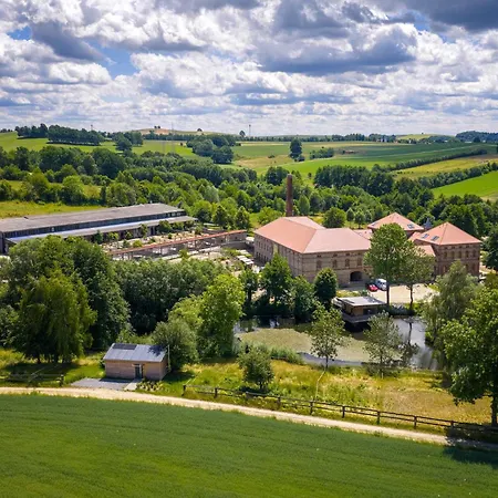 Feriehus Spektakulaeres Tiny House Im Teich Mit Terrasse Und Kamin Großharthau